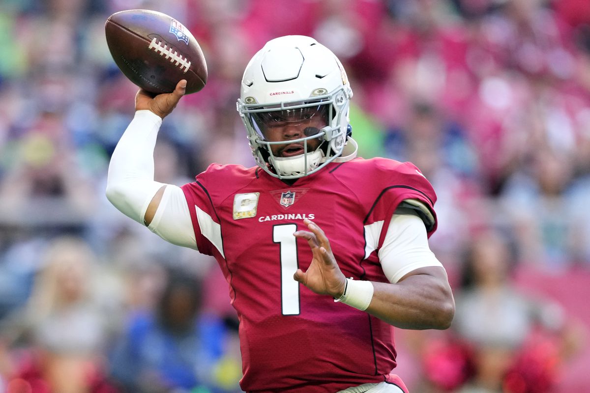 Arizona Cardinals quarterback Kyler Murray (1) throws a pass against the Seattle Seahawks during the first half at State Farm Stadium.