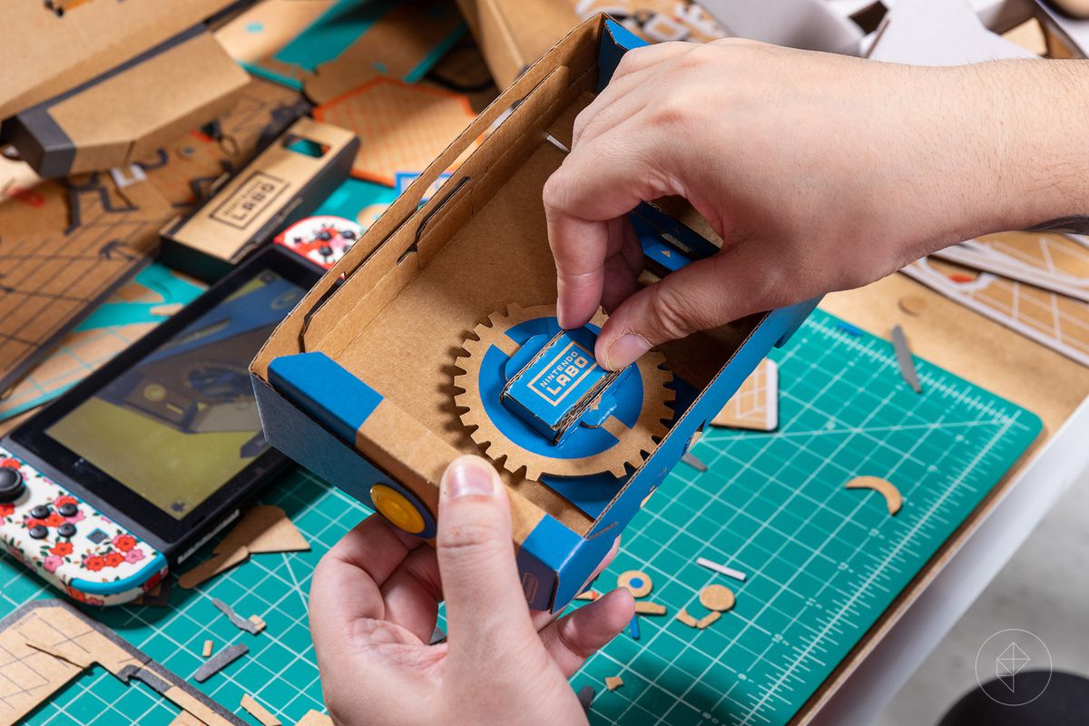 Nintendo Labo VR Kit - close-up of assembling the Goggles