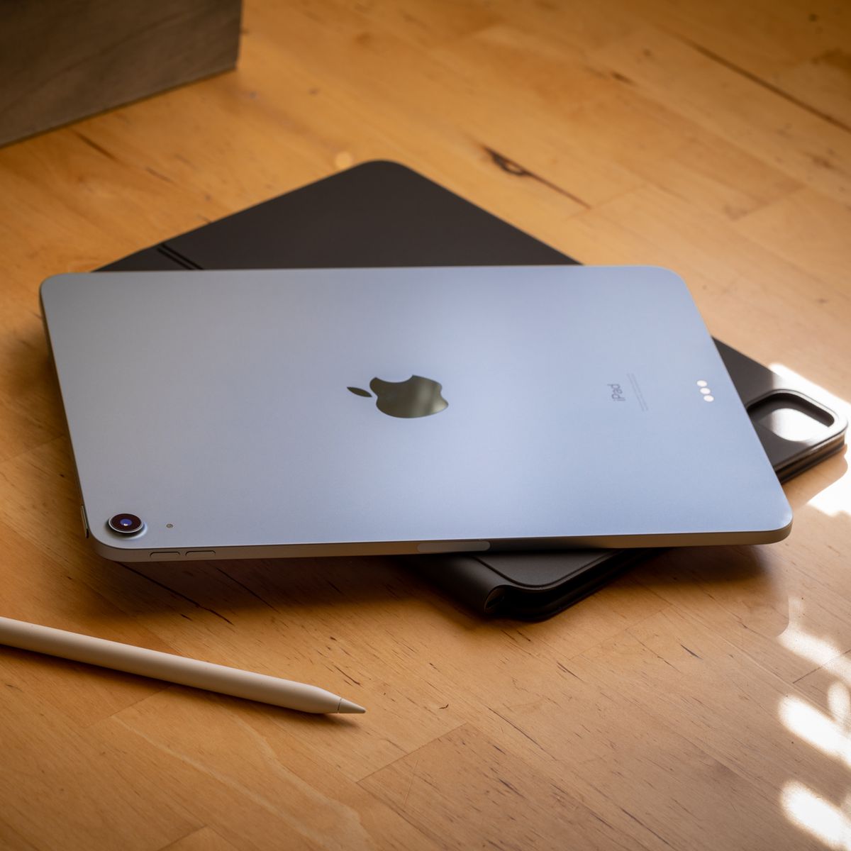 The 2020 iPad Air and new iPad Mini have the same design and shape as the iPad Pro