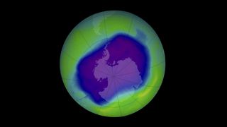 Вид планеты Земля, показывающий пурпурное пятно над Антарктикой, представляющее собой дыру в озоновом слое атмосферы.