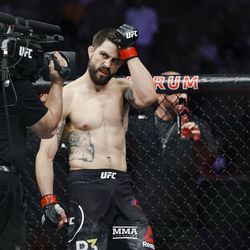 Carlos Condit gets ready for UFC 232 fight.