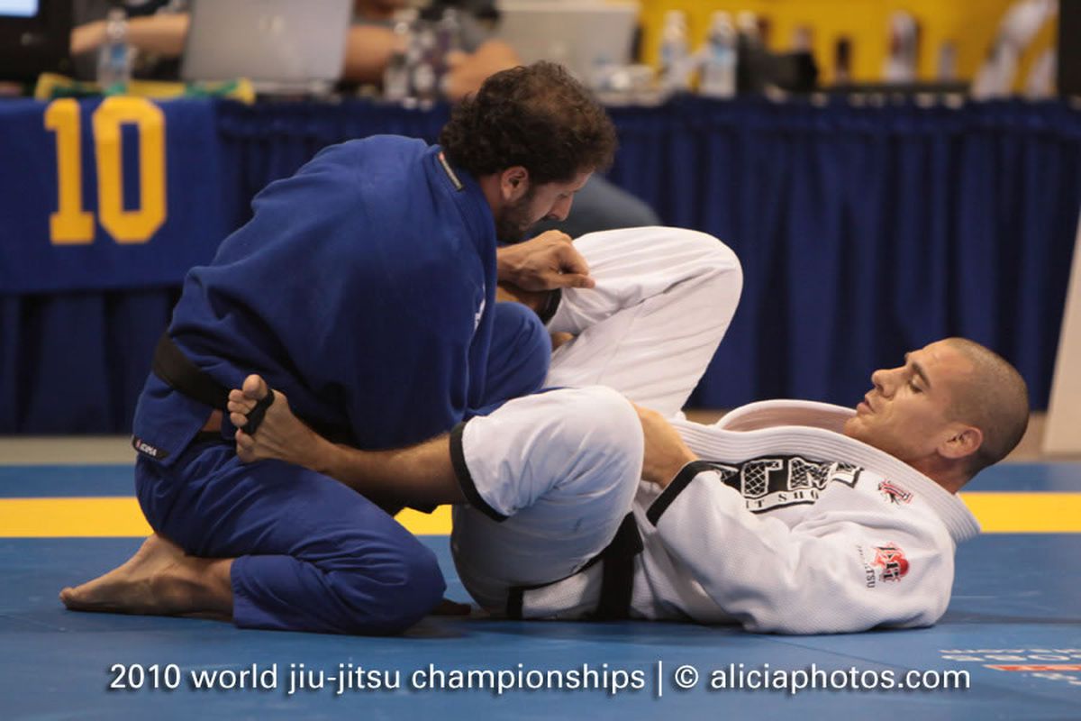 Photo by <a href="http://www.aliciaphotos.com" target="new">Alicia Anthony</a> via <a href="http://www.ibjjf.org/fotos/mundial2010/saturday/images/IMG_5783-2010Worlds-June5-AliciaPhotos_JPG.jpg">www.ibjjf.org</a>