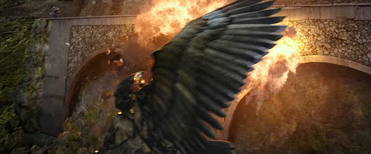 Птица Arizor се обръща около експлозия на мост в Transformers: Rise of the Beasts