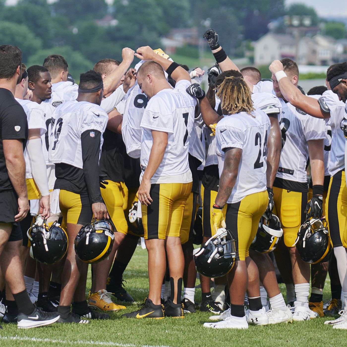 لايكا An updated look at the Pittsburgh Steelers' 91-man training camp ... لايكا
