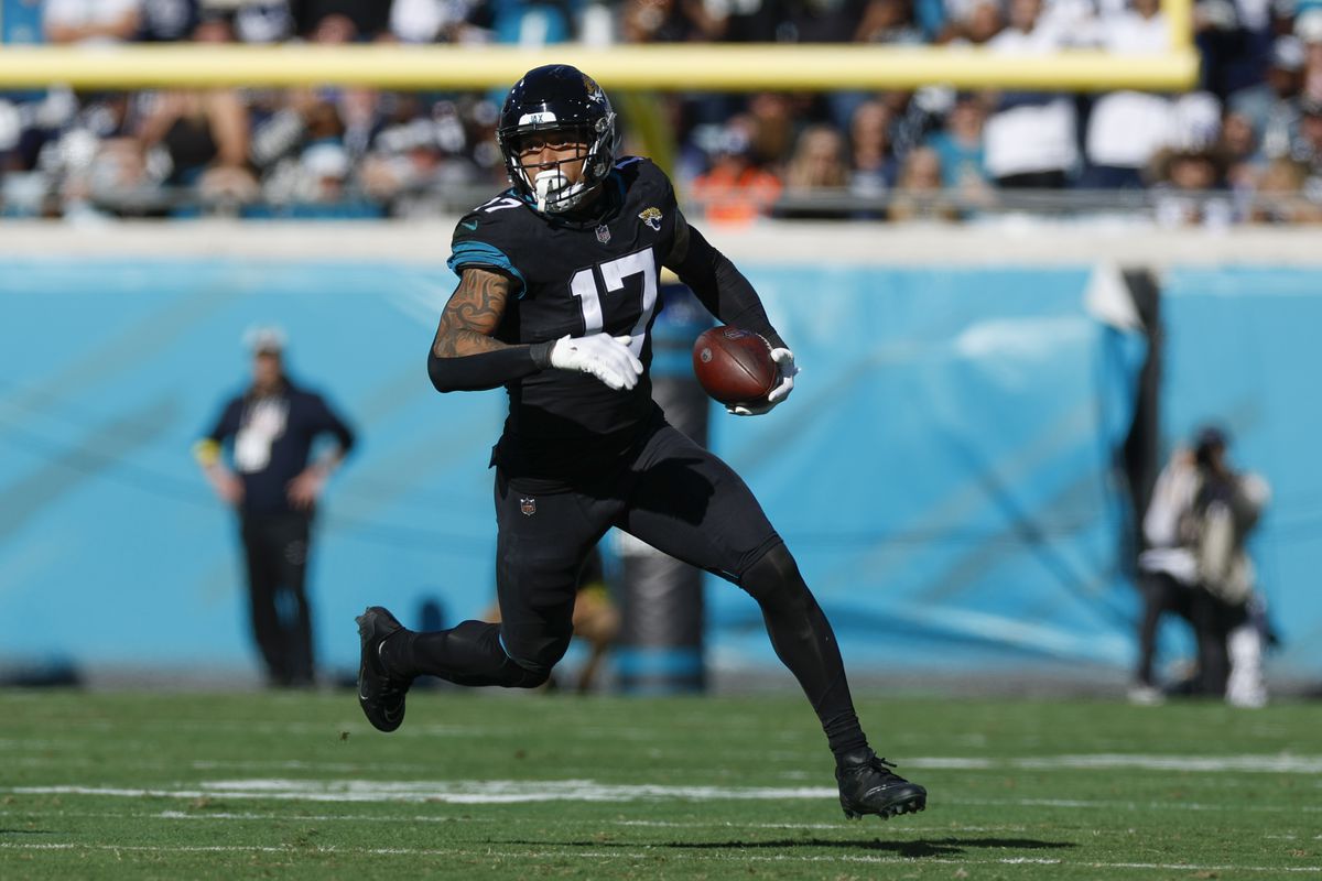 JACKSONVILLE, FL - DECEMBER 18: Jacksonville Jaguars tight end Evan Engram (17) runs with the ball during the game between the Dallas Cowboys and the Jacksonville Jaguars on December 18, 2022 at tIAA Bank Field in Jacksonville, Fl.