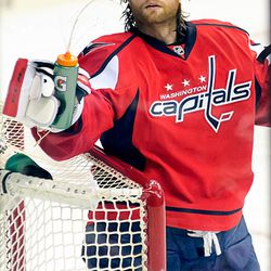 Holtby Squeezes Water Bottle