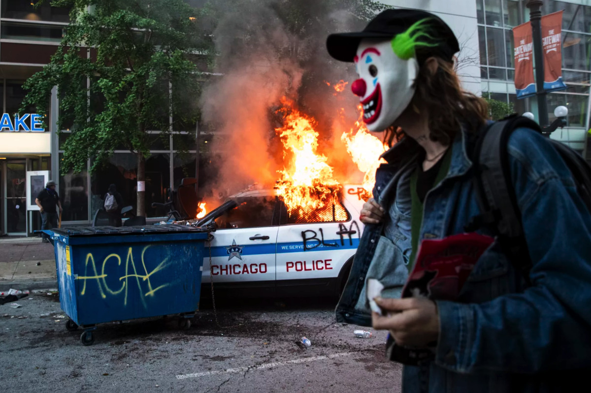Federal authorities charged Timothy O’Donnell with setting fire to this Chicago police SUV last May 30 in the Loop while wearing a Joker mask.