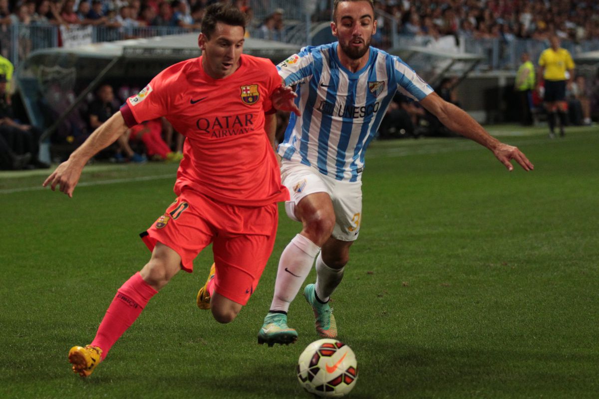 Sergi Darder battles with some dude named Messi during a La Liga match this season.