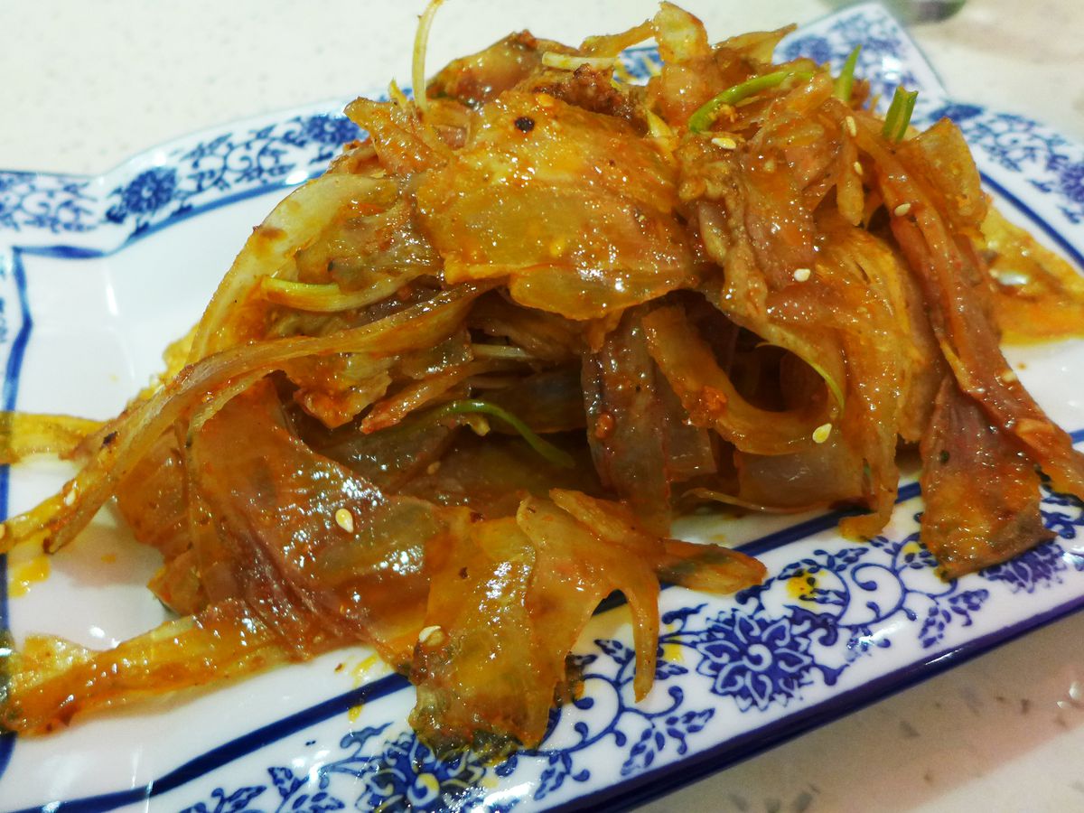 Sliced beef tendon with spicy pepper sauce