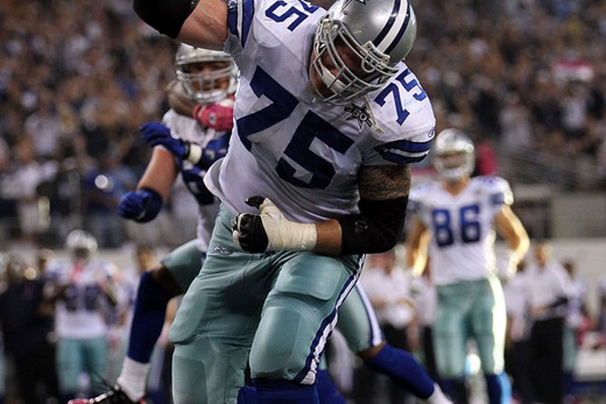 Marc Colombo will have to take a pay cut but could stay with the Cowboys.