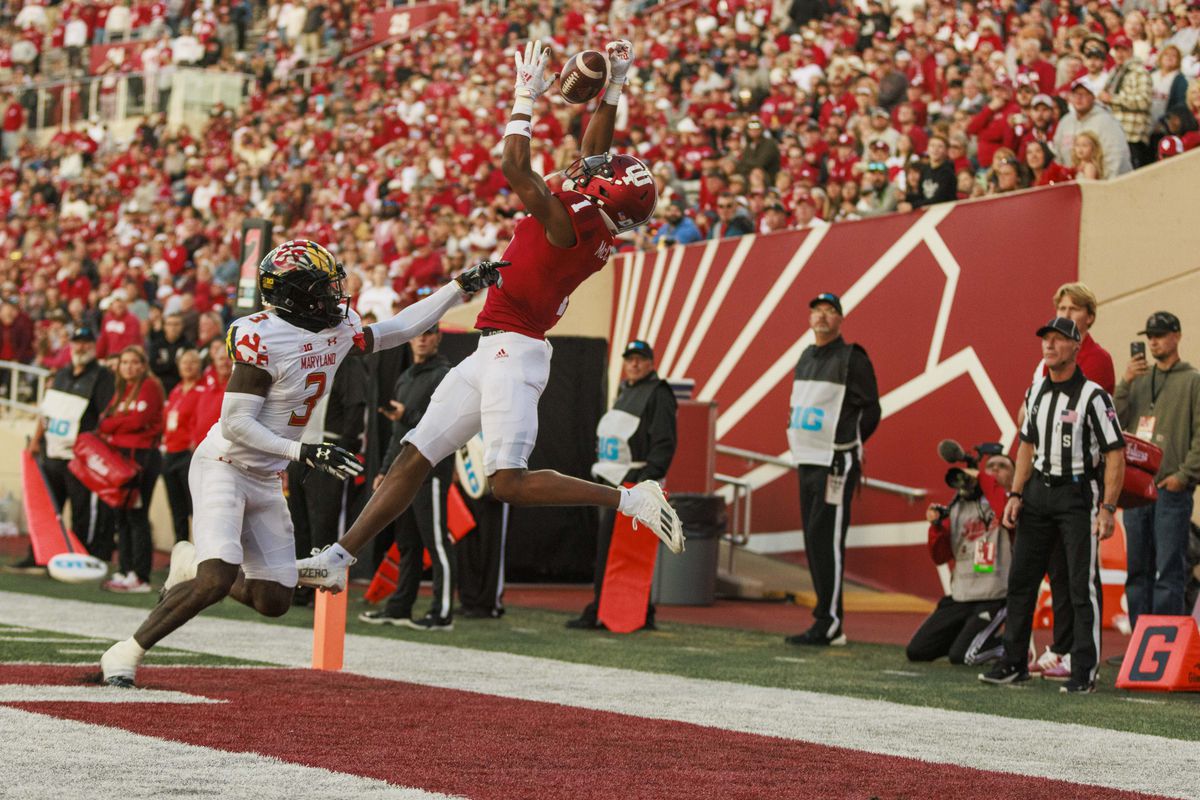 Indiana Hoosiers Donaven McCulley (1) makes a catch against...