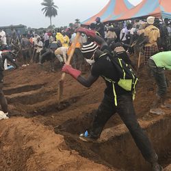 Volunteers prepare to bury coffins during a mass funeral for victims of heavy flooding and mudslides in Regent at a cemetery in Freetown, Sierra Leone, Thursday, Aug. 17 , 2017. The government has begun burying the hundreds of people killed earlier this week in mudslides in Sierra Leone's capital, and it warned Thursday of new danger from a large crack that has opened on a mountainside where residents were told to evacuate.