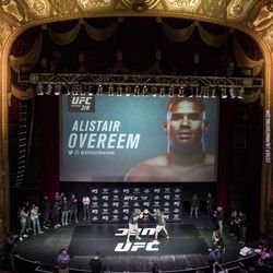 Alistair Overeem works out at UFC 218 workouts.