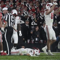 Utah Utes tight end Dalton Kincaid (86) motions for help from the sideline as quarterback Cameron Rising lies on the ground after a play during the game against Ohio State in the 108th Rose Bowl game in Pasadena, Calif., on Saturday, Jan. 1, 2022.