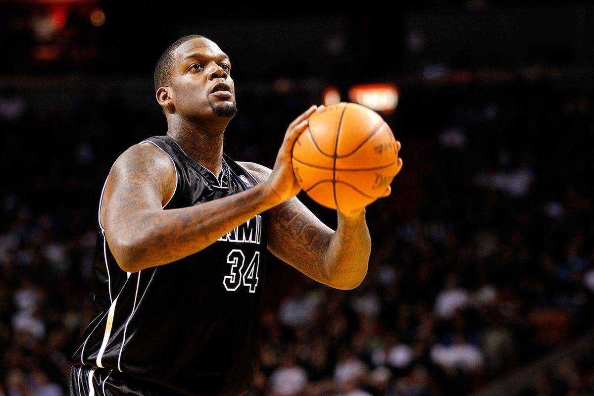 MIAMI, FL - JANUARY 19: Eddy Curry shoots a free throw during a game against the Los Angeles Lakers at American Airlines Arena in Miami, Florida. (Photo by Mike Ehrmann/Getty Images)