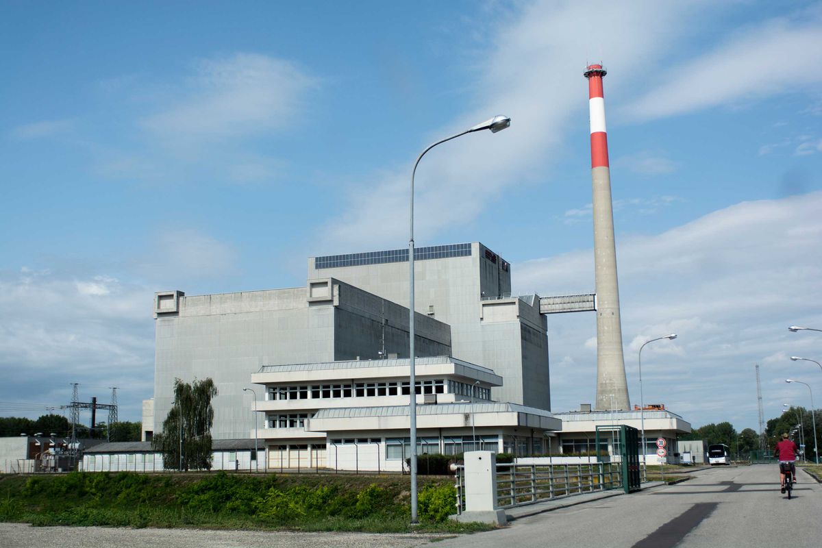 Defunct nuclear power plant