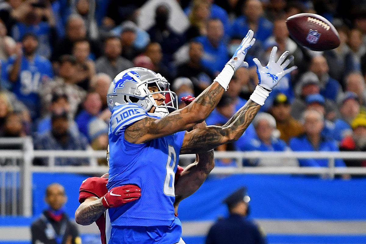Josh Reynolds #8 of the Detroit Lions makes the catch for a receiving touchdown in the second quarter against the Arizona Cardinals at Ford Field on December 19, 2021 in Detroit, Michigan.