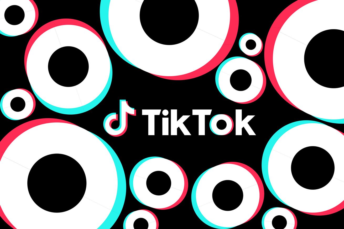 โลโก้ TikTok บนพื้นหลังสีดำที่มีรูปทรงเรขาคณิตซ้ำกัน