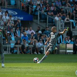 Ozzie Alonso puts a ball into the box during Minnesota United’s 2-3 loss to the Philadelphia Union