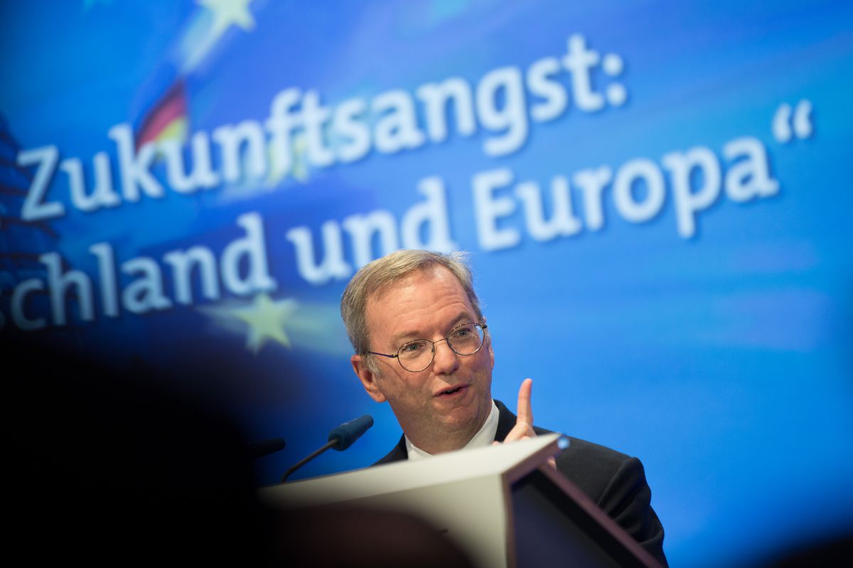 Eric Schmidt speaks at a conference with the word “Europa” behind him.