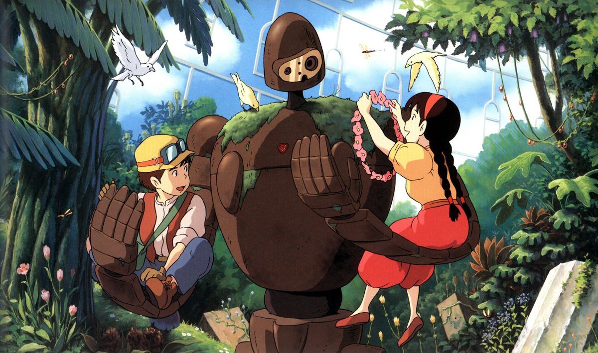 (LR) پازو (مایومی تاناکا) و شیتا (کیکو یوکوزاوا) در آغوش یک روبات لاپوتان که توسط درختان، پرندگان و گل های عجیب و غریب احاطه شده است در لاپوتا: قلعه در آسمان نشسته اند.