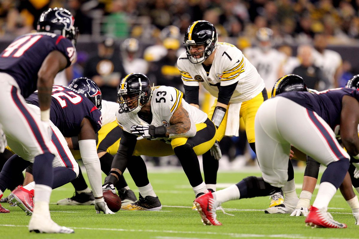 Pittsburgh Steelers center Maurkice Pouncey prepares to snap the ball to Pittsburgh Steelers quarterback Ben Roethlisberger against the Houston Texans during the fourth quarter at NRG Stadium.&nbsp;