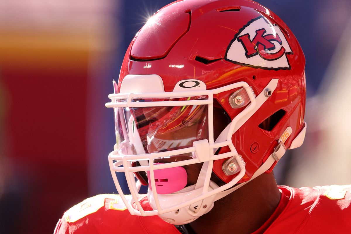 Le’Veon Bell #26 of the Kansas City Chiefs looks on during warm ups before the game against the Atlanta Falcons at Arrowhead Stadium on December 27, 2020 in Kansas City, Missouri.