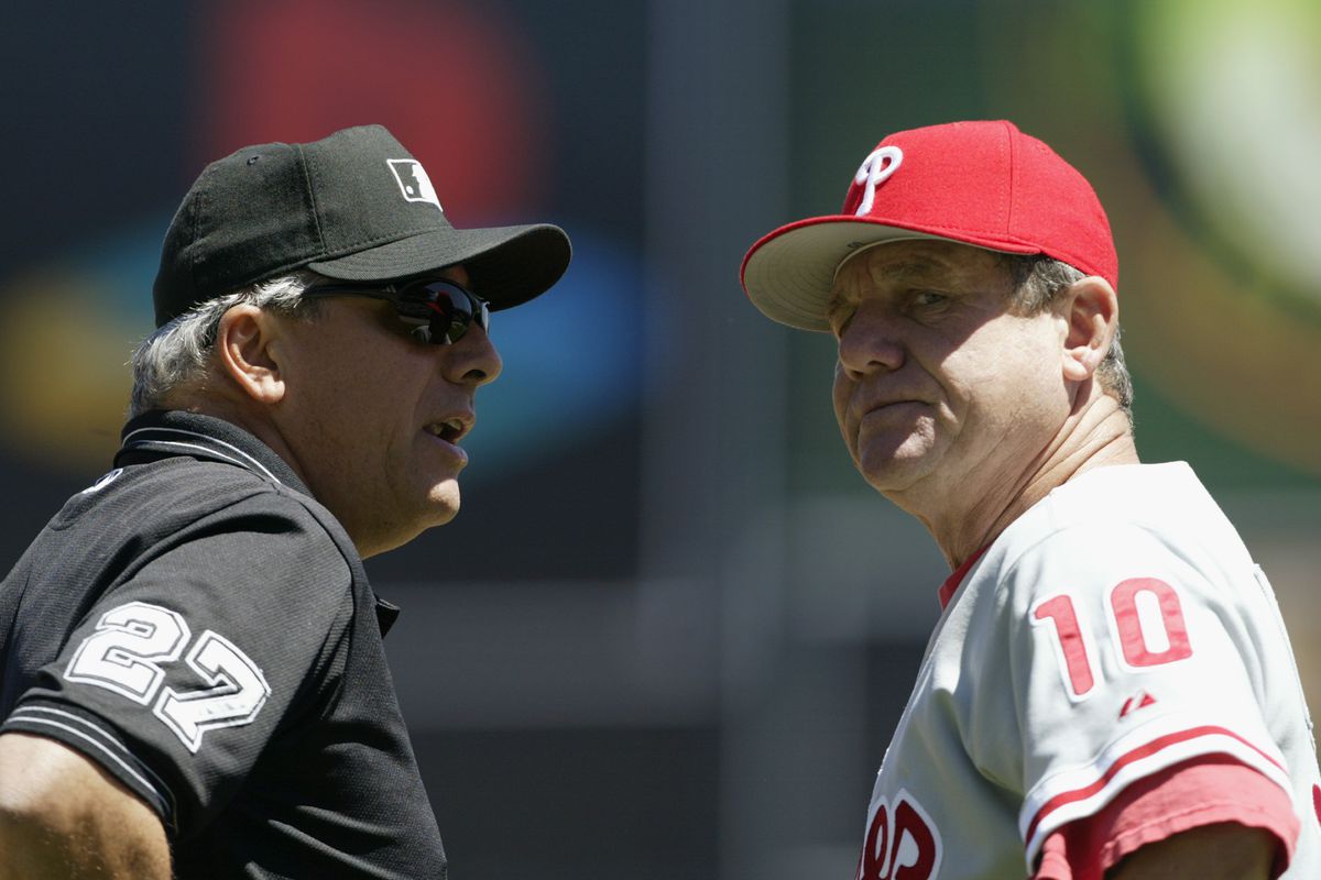 Larry Bowa argues with Larry Vanover