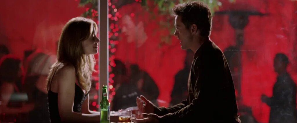 Harmony (Michelle Monaghan) and Harry (Robert Downey Jr.) talking in a bar in Kiss Kiss Bang Bang.