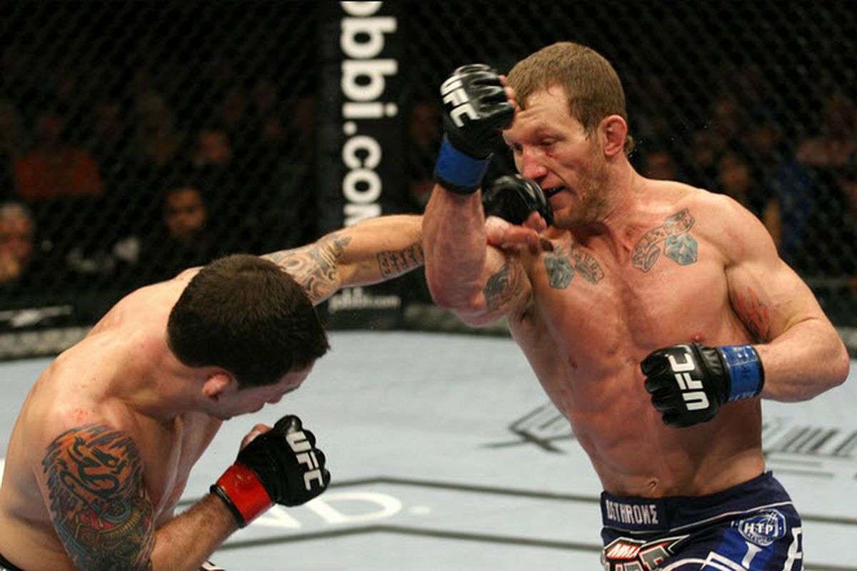 via <a href="http://www.jeffjoslinmma.com/wp-content/uploads/2011/01/Gray_Maynard_vs_Frankie_Edgar_UFC_125.jpg">www.jeffjoslinmma.com</a>