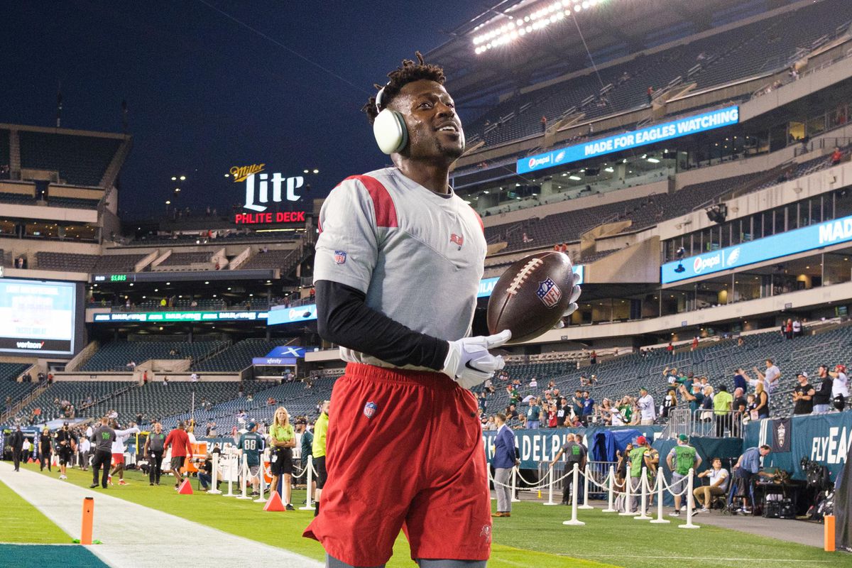 Tampa Bay Buccaneers wide receiver Antonio Brown warms up before action against the Philadelphia Eagles at Lincoln Financial Field.