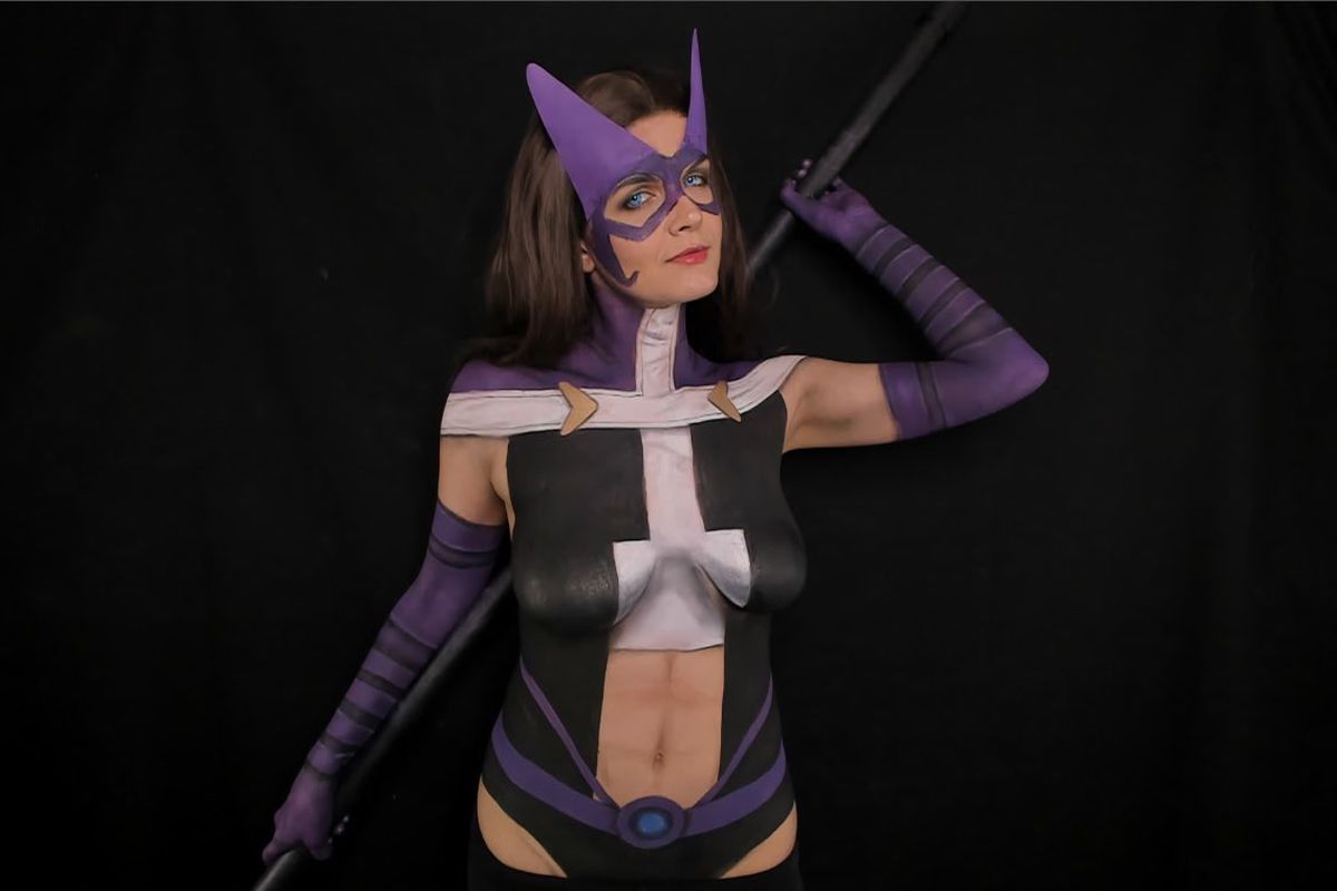 A streamer wearing body paint resembling the costume of DC Comics character Huntress