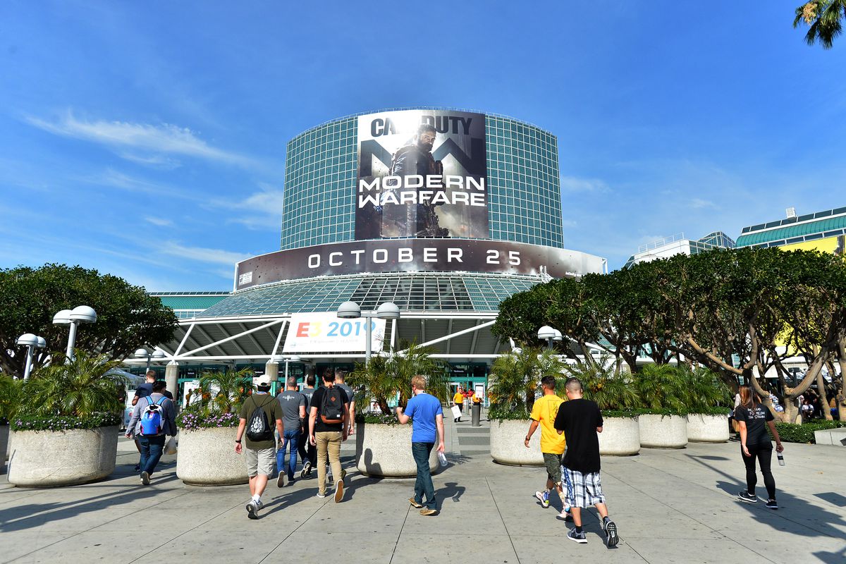 South Hall of the Los Angeles Convention Center during E3 2019, the circular building has a large advertisement for Call of Duty: Modern Warfare wrapping the front.