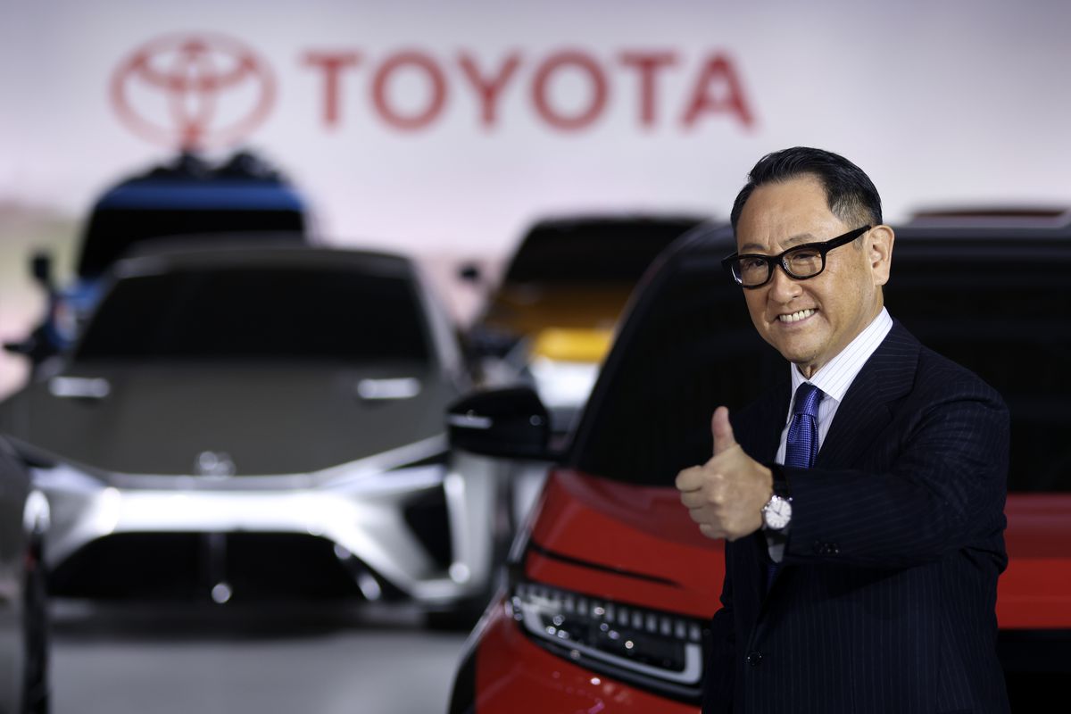 El presidente de Toyota Motor, Akio Toyoda, anuncia estrategias de baterías para vehículos eléctricos