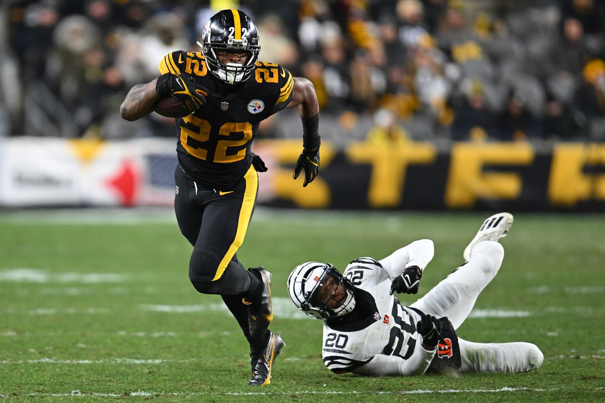 Najee Harris injury: Steelers RB suffers abdominal injury in Week 12 -  DraftKings Network