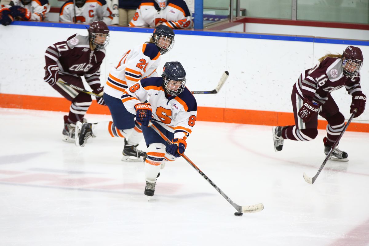 Syracuse's Stephanie Grossi carries the puck against Colgate. January 4, 2016.