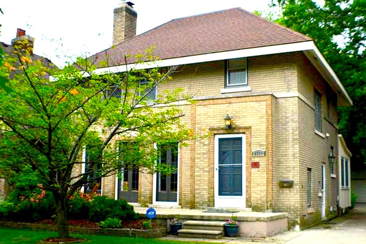  Via<a href="http://www.zillow.com/homes/for_sale/Detroit-MI/88429567_zpid/17762_rid/days_sort/42.497162,-82.74456,42.207922,-83.453178_rect/10_zm/"> Zillow</a><br>