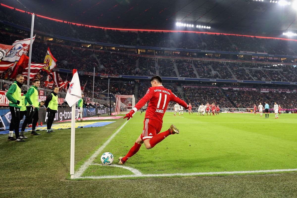 MUNICH, GERMANY - DECEMBER 02: James Rodriguez of FC Bayern Muenchen takes a corner during the Bundesliga match between FC Bayern Muenchen and Hannover 96 at Allianz Arena on December 2, 2017 in Munich, Germany.  (Photo by Boris Streubel/Getty Images)
