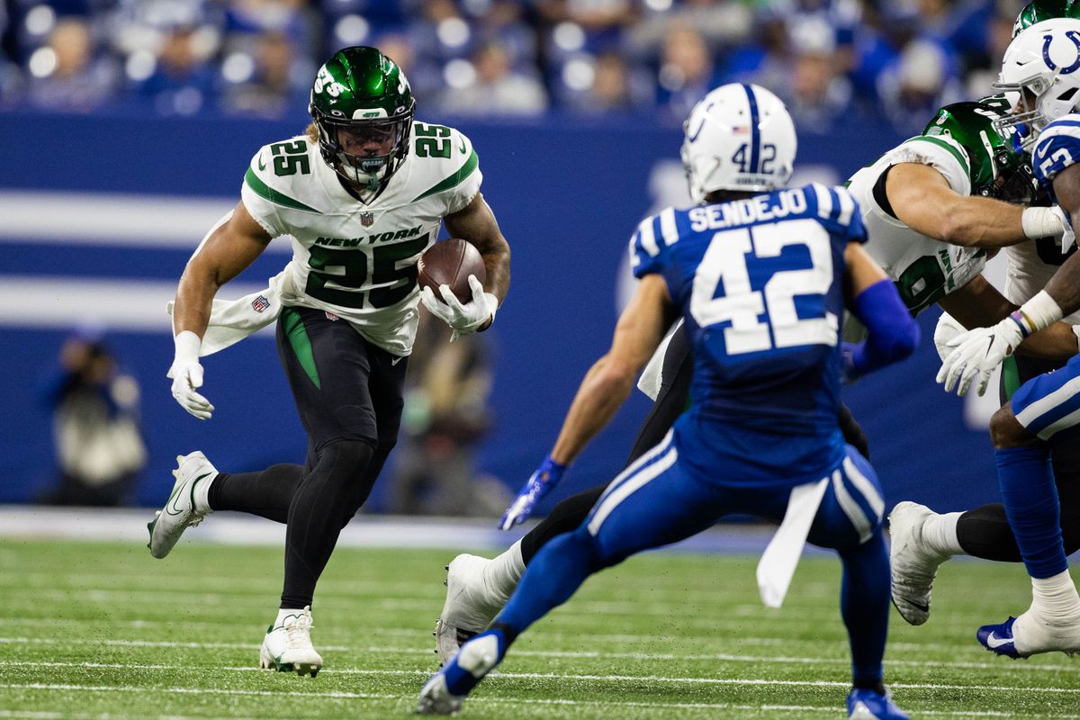 New York Jets running back Ty Johnson (25) runs the ball in the second half against the Indianapolis Colts at Lucas Oil Stadium.