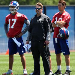 Ben McAdoo flanked by Curtis Painter and Eli Manning
