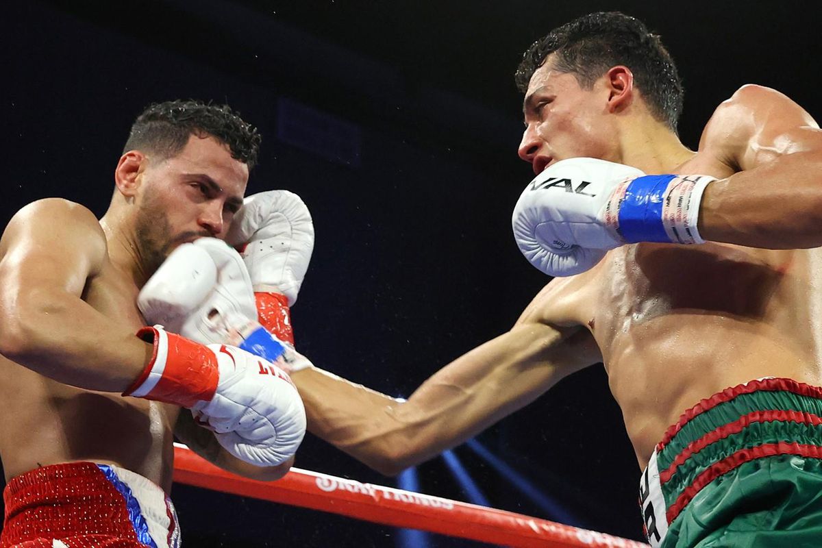 Rafael Espinoza lands a punch on Robeisy Ramirez