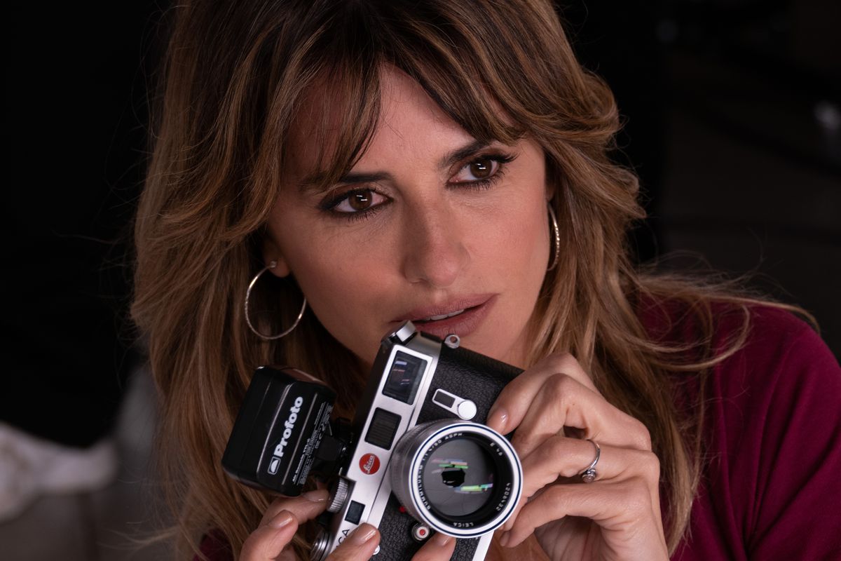 Penelope Cruz in closeup with a camera in Parallel Mothers