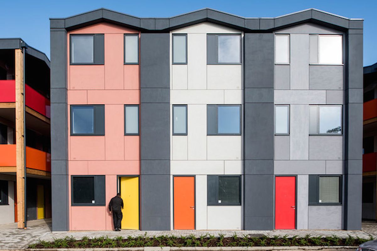 All photos via <a href="http://www.dezeen.com/2015/09/08/richard-rogers-prefabricated-housing-for-homeless-people-opens-in-south-london-mitcham-merton/">Dezeen</a>