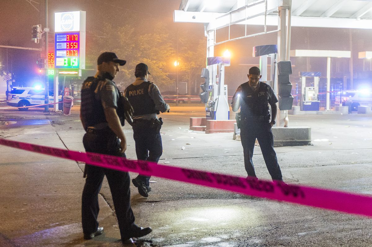 Police investigate a shooting Sunday morning near the 1900 block of West Garfield Blvd at a Clark Gas Station. | Tyler LaRiviere/Sun-Times