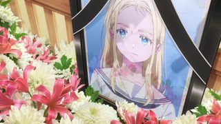 Кадър отблизо на погребален портрет на руса коса, синеоко момиче, заобиколен от цветя