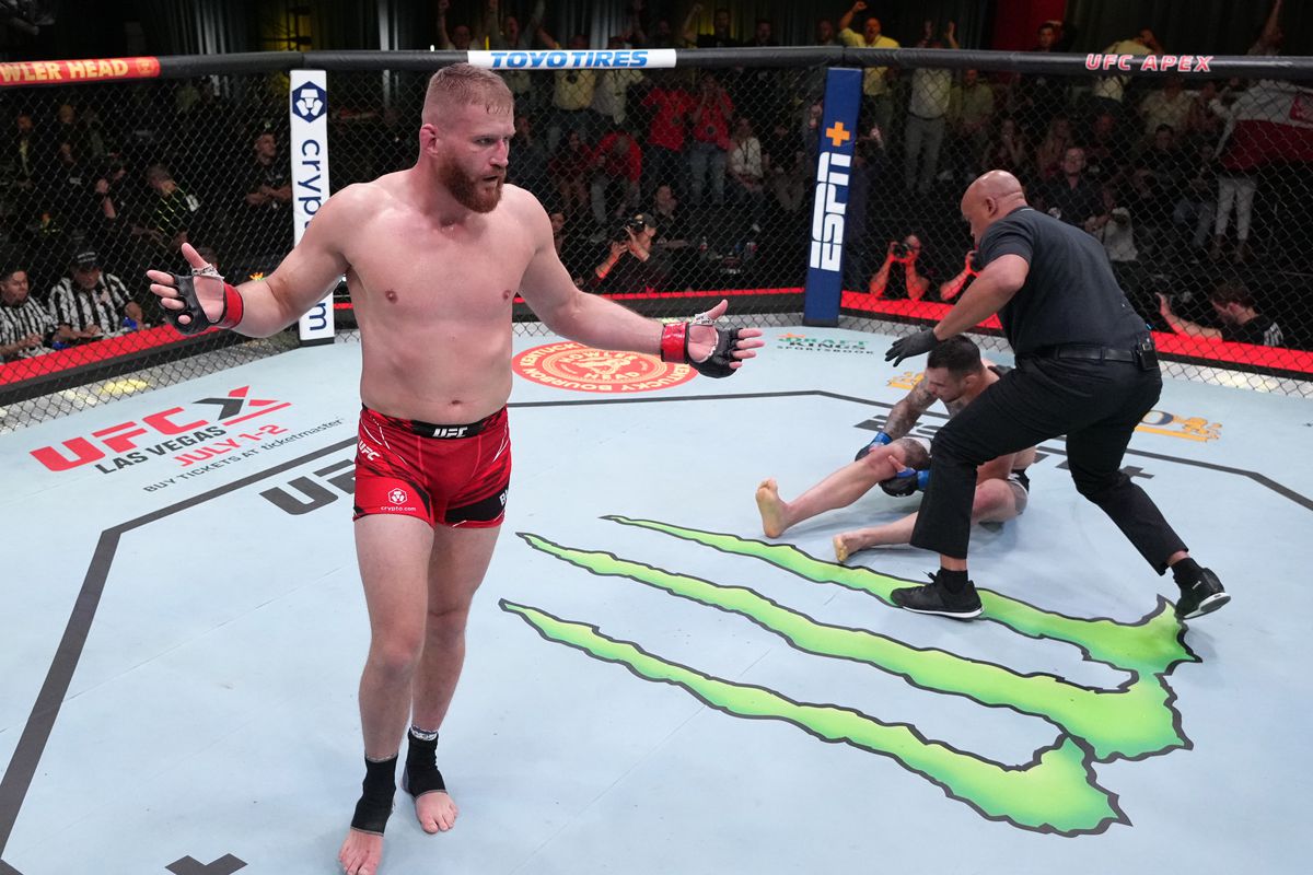 Jan Blachowicz wins after Aleksandar Rakic suffers devastating knee injury  at UFC Vegas 54 - MMA Fighting
