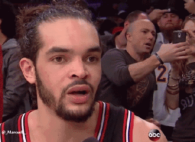 <a href="http://www.reddit.com/r/chicagobulls/comments/1xgz2p/gif_lakers_fan_during_joakim_noah_interview_gives/">VIA</a>