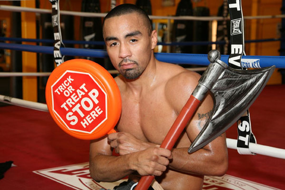Rocky Juarez doesn't want any confusion about why he passed on a fight with Mario Santiago for June 27. (via <a href="http://www.goldenboypromotions.com/media/2007/oct/10.31.07_juarez_s/4.jpg">www.goldenboypromotions.com</a>)