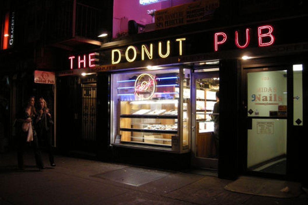 NYC: The Donut Pub by Night 