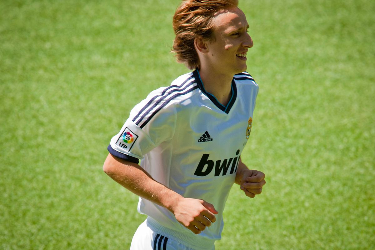 MADRID, SPAIN - AUGUST 27:  Luka Modric in action during his presentation as a new Real Madrid player at Estadio Santiago Bernabeu on August 27, 2012 in Madrid, Spain.  (Photo by Gonzalo Arroyo Moreno/Getty Images)